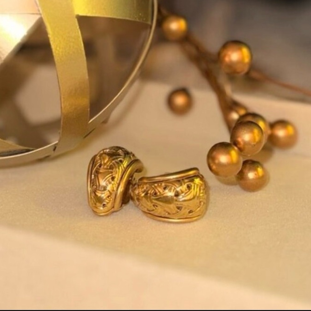 Vintage singed Oscar de la Renta Gold Tone Clip-On Earrings | 1980s Designer